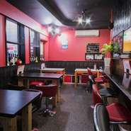 赤と黒を基調にしたシックな空間の中に、バルのようなカジュアルさを兼ね備えた店内。大阪出身である店主の妻が大阪弁で気さくに話しかけてくれるため、肩肘張らずに高級店さながらの西洋料理が満喫できます。　