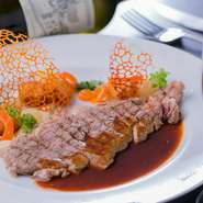 コース料理は3名から注文が可能。女性に喜んでもらえるよう、できるだけカワイイ盛り付けを心がけているとか。見た目と味とで二度美味しい料理に囲まれながら、ガールズトークにも存分に花が咲かせられそうです。