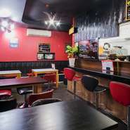 生粋の大阪育ちである下川氏の妻が繰り広げる、ボケとツッコミを織り交ぜた接客が大好評の同店。初対面のお客様同士でも仲良くなってもらえるよう席の間隔も狭めに配置し、大阪ならではの雰囲気を演出しています。　