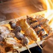 高坂鶏をはじめとした厳選素材の串焼きには、大分県産の高級備長炭を使用しています。絶妙な火入れにより、外はパリッと身はふっくらとジューシー。炭火の香りと相まって、格別の味わいです。