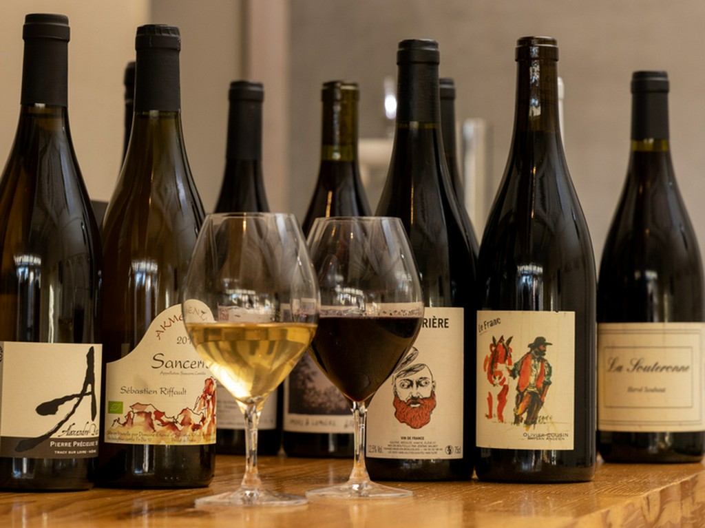 体にやさしい「自然派ワイン」は常時70種以上をラインナップ