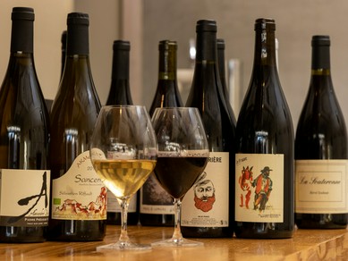 体にやさしい「自然派ワイン」は常時70種以上をラインナップ