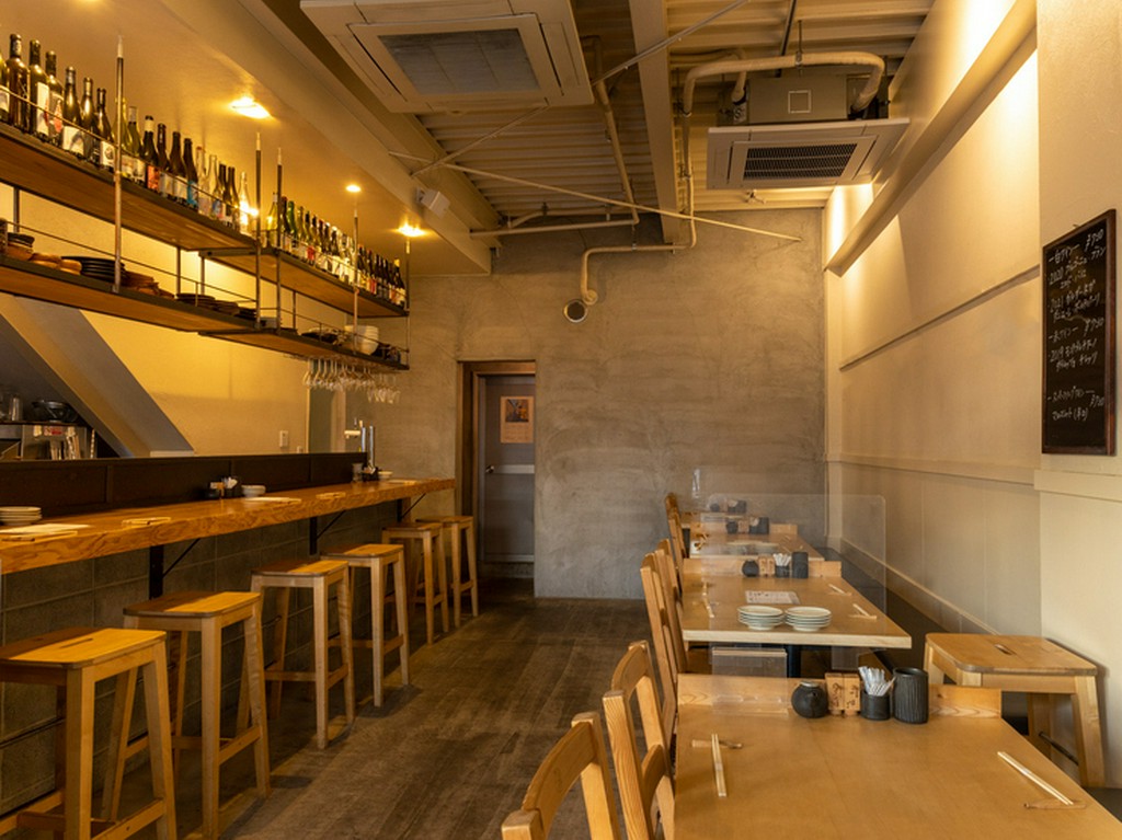 清潔感あふれる店内で「高坂鶏」と「自然派ワイン」を満喫！