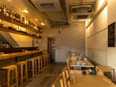 清潔感あふれる店内で「高坂鶏」と「自然派ワイン」を満喫！