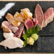 兵庫県丹波篠山産の高坂鶏は、限られた店のみが扱える希少な食材。レバやハツなど人気の部位を一度に味わえるのもこの店ならではのお楽しみ。好みのグラスを傾けながら、贅沢な食べ比べはいかが？