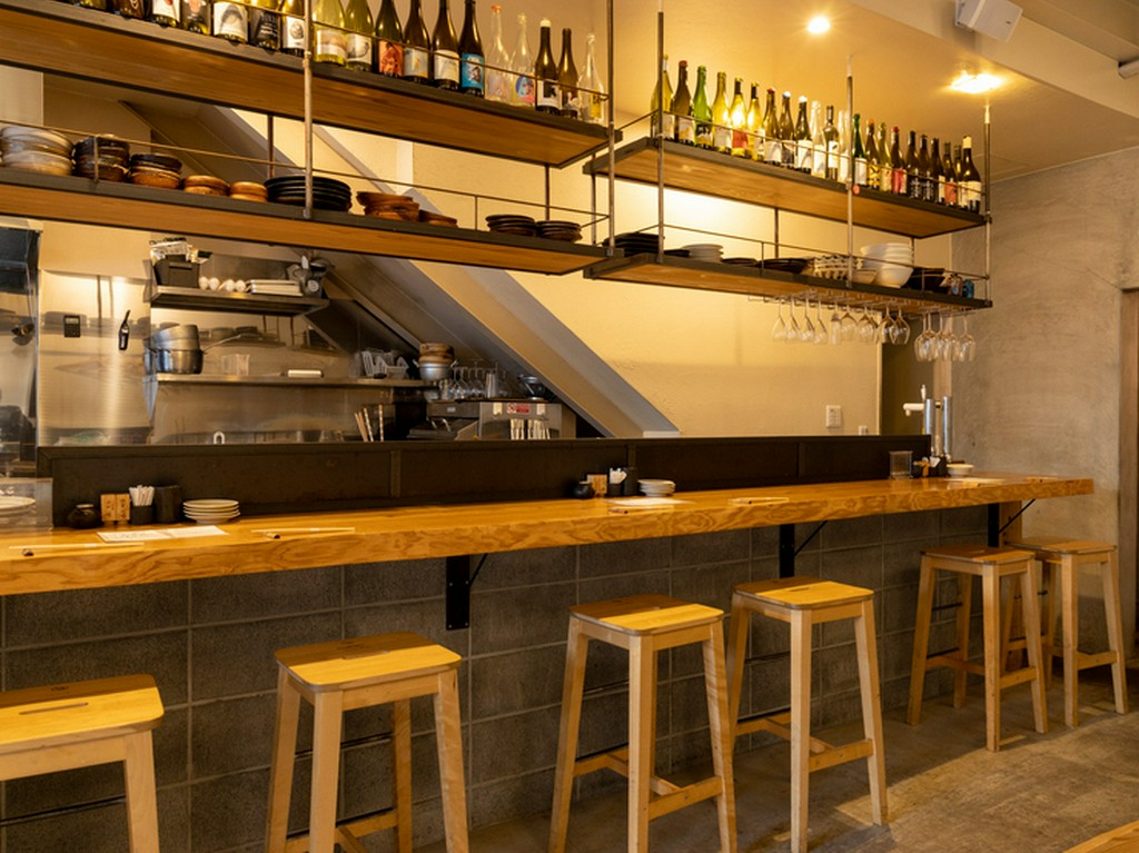 オープンキッチンの店内はアットホームなリラックス空間