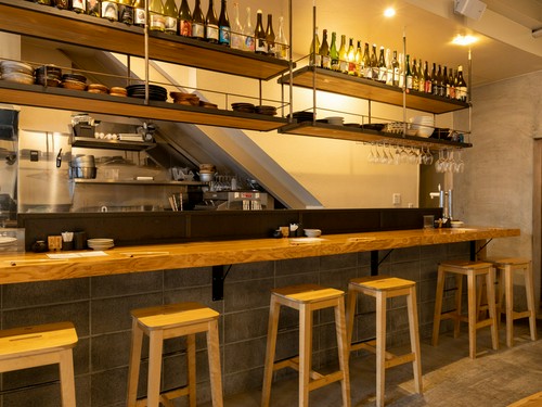 オープンキッチンの店内はアットホームなリラックス空間