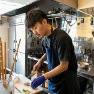 「高坂鶏」との出会いが開業への後押しになったと話す川津さん。厨房では食材と真摯に向き合い、ゲストの笑顔のために全力を尽くしているそう。多彩な料理と自然派ワイン、心あたたまるサービスでもてなします。