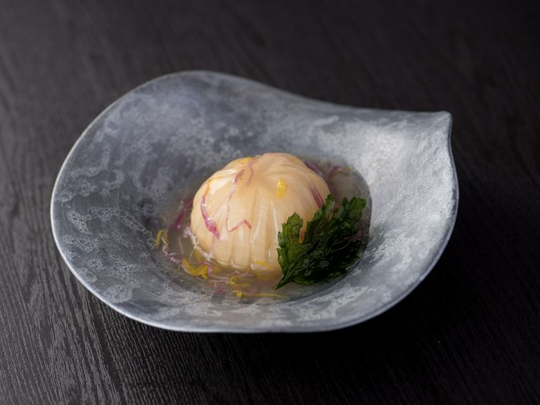 本物の菊花と共に味わう、風情ある『菊花蕪』