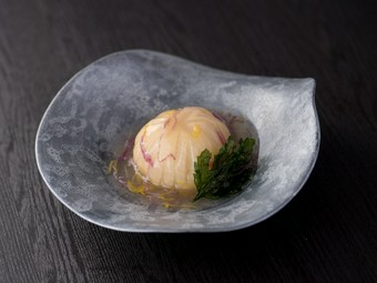 本物の菊花と共に味わう、風情ある『菊花蕪』