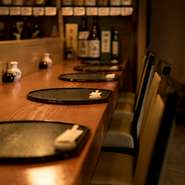 料理人との会話で、自分に合った料理や美酒を探せる1階席