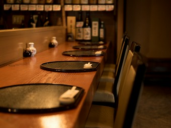 料理人との会話で、自分に合った料理や美酒を探せる1階席