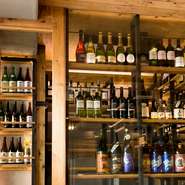 お店の利き酒師や酒造のアドバイスを参考に、旬なものを中心に提供。日本酒は佐賀県の地酒をはじめ、純米酒から純米大吟醸を仕入れています。店内にはワインセラーがあり、料理によく合うワインを取り揃えています。