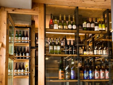 地酒をはじめとする日本酒やワインなど厳選されたお酒がずらり