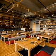 ブビンガの木材を使用したカウンターの他、木目調で統一された店内。淡く落ち着いた色合いは、高級感と温もりを感じさせます。個室の床面は本物の畳を使用しており、井草の香りに癒される落ち着いた空間です。