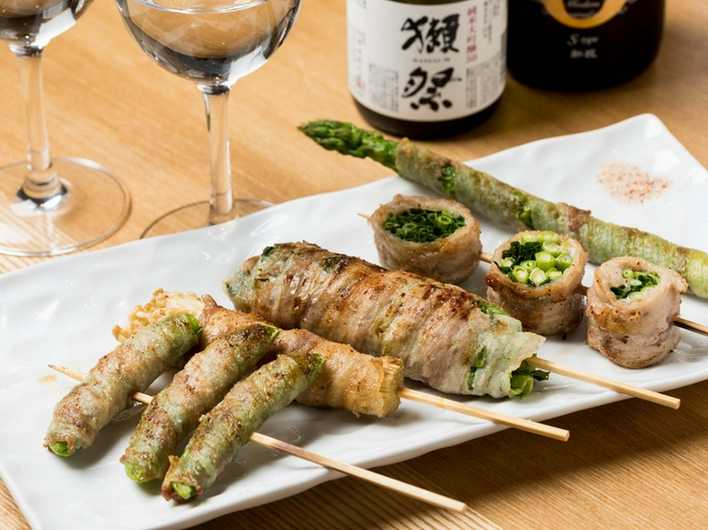 ブランド豚・金星佐賀豚の旨みと甘み、新鮮な特大アスパラの食感が楽しい『野菜巻き串 アスパラ』