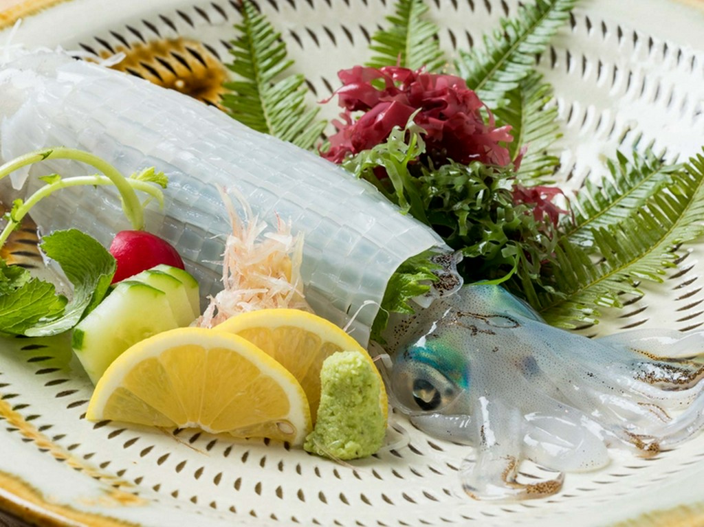 漁港より直送の新鮮なイカの甘みと旨みを存分に堪能できる贅沢メニュー『イカ活き造り』