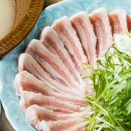 鶏ガラ、鰹、そして昆布を独自の配合でブレンドした、味わい深く風味豊かな出汁。あえてポン酢などは一切付けず、出汁の味わいを楽しめます。豚肉の旨みと野菜の甘みをシンプルに堪能できるメニューです。