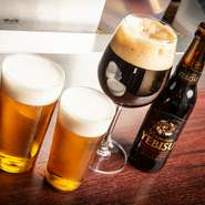 ビールの泡と香りを存分に味わうため、注ぎ方にもこだわったという【アラミス】のビール。注ぎ方も複数の工程を重ねることで、ビールの味わいを追求しています。