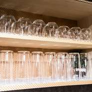 美味しい一杯を味わうには、グラスへの心配りも不可欠。1つひとつ丁寧に磨きあげています。ビールだけでなく、日本酒もこだわりのうすはりグラスで提供してくれます。