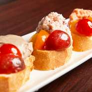 サクっと香ばしいバゲットのうえに、お酒のすすむトッピング。手軽に楽しめるメニューです。内容は日ごと異なるので、訪れる度に新しいお楽しみに出合えます。