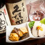 日本酒は香り引き立つうすはりグラスで提供。純米大吟醸・大吟醸にこだわっています。日本酒と味わいたいおつまみも各種用意。
