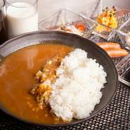 土日ランチは【ポルトス】として営業。牛のすじ肉でとったフォンのコクと、玉ねぎの甘み感じる欧風カレー。刻み玉ねぎの粒々感が特徴的です。トッピングも各種用意。学生に嬉しい学割もお見逃しなく。