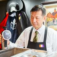 珪藻土や布などのグラスに合わせたコースターの用意や、コート掛けの間隔など細やかな気遣いにも注目。長年多くの飲食店を見てきた酒井氏、印象的なアイデアを自身のお店づくりのヒントにしているとか。