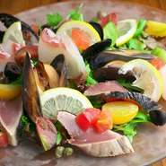 「魚」「野菜」といった食材は、料理人自らが吟味したもの。旬の味覚を活かし、季節感を感じさせるメニューはアラカルトとしてはもちろん、コース料理のなかでも堪能できます。