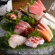 産地直送の魚介をふんだんに盛り合わせた、豪華でボリュームたっぷりのお造りです。大阪ではなかなか食べられないものも使われていて、しかもリーズナブル。季節や仕入れ状況によって内容が変わります。