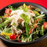 地元和歌山産の旬の野菜がたっぷり入った、ヘルシーで安心安全なサラダ。蒸し鶏と温泉玉子が入って、食べごたえも十分。やや酸味があるイタリアンドレッシングが、野菜の味わいを引き立てます。