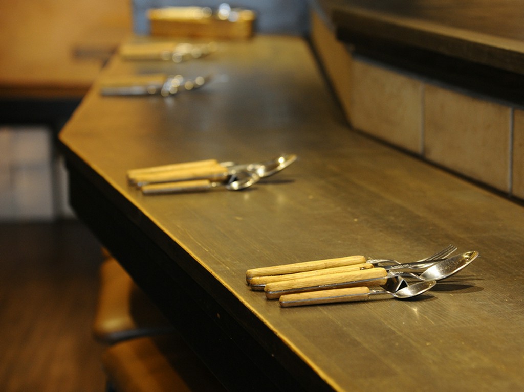 カップルや夫婦の時間を共有できるカウンター席