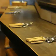 カップルや夫婦の時間を共有できるカウンター席