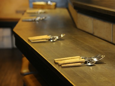 カップルや夫婦の時間を共有できるカウンター席