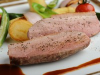 紀州産鴨肉は贅沢な厚さにカットされ、旨味がぎゅっと閉じ込められています。香ばしくローストされた鴨肉は、噛みしめるたびに肉汁が溢れ出てきます。※仕入れ状況により無い場合がございます。ご了承ください