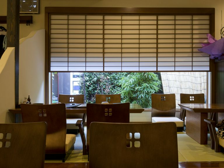 雪見障子越しに眺める中庭、静かなひと時を味わう