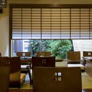 座敷とカウンター席だけの店。大勢の人々が行き交う店にはない、落ち着いた居心地の良さがあります。障子越しに目に入るにひっそりした庭のたたずまいが、より気持ちを和らげてくれます。