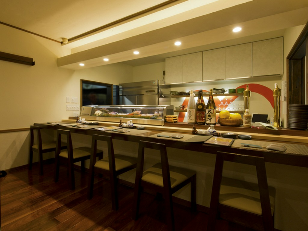 カウンター席で横並び、2人の仲もより親密に