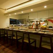 仲を深める効果があるという横並び。美味しい料理やお酒を2人で楽しんで盛り上がり、お互いの距離をもう一歩縮める楽しい時間を過ごせます。