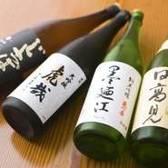 「もっきり」とは、升に入れたコップから溢れるほどお酒を注いで出すこと。店では、宮城の『墨廼江』、『日高見』など、人気の地酒を「もっきり」でリーズナブルに楽しめます。