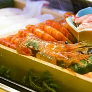 鮨、刺身など、魚料理の旨さは良質な食材選びから。料理人自身が仙台、石巻、塩釜の市場に足を運び、その日の朝、水揚げされた魚介を選りすぐり、仕入れています。