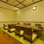 手足を伸ばしてくつろげる座敷。リラックスしただけ、料理やお酒の美味しさを味わえます。14席あるので、ちょっとした集まりにも利用しやすくなっています。