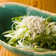 九条ネギと明太を合わせた味わい深い辛み、ジャコの塩味をアクセントにした鮨店ならではのサラダです。新鮮なネギの歯ごたえも楽しめます。