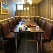 10名前後の宴会では個室が便利です。予約は8名さまより、1部屋は最大12名さまで利用可能です。2部屋をつなげて24名様までの宴会に対応できます。