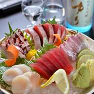 厳しく吟味して旬の新鮮な鮮魚を仕入れて毎日提供している『刺身五種盛り合わせ』などの鮮魚料理は価格の割に質が高いと評判で、多くの人の支持を集めています。宴会コースにも鮮魚料理が入ります。　　