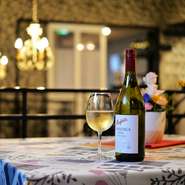 ワインは2800円均一で赤・白各種を取り揃えています。グラスワインも豊富で、魚料理・肉料理に合わせて複数のワインを楽しめます。