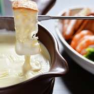 お刺身各種、パスタ、ピザのほか前菜として楽しめる各種の創作料理が豊富です。写真は女性やお子様にも人気の『チーズフォンデュ―』。