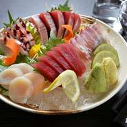 日替わりで旬の鮮魚を堪能する人気メニュー『おすすめ刺身五種盛り』