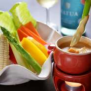 バーニャソースは当店オリジナルの白味噌、ニンニク、アンチョビを使ったソースです。クリーミーですが後味はさっぱり。野菜をたっぷり食べられます。　