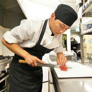 今はほとんど厨房から出る機会がないですが、来店されたお客様が年配の方やお子さま連れだったら食材を食べやすくカットしたり、食べられない物を除いて調理したりといった気遣いに努めています。　